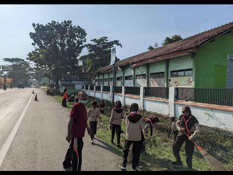 Kerja Bakti Murid dan Guru: Menanamkan Kesadaran Kebersihan dan Melatih Kerjasama