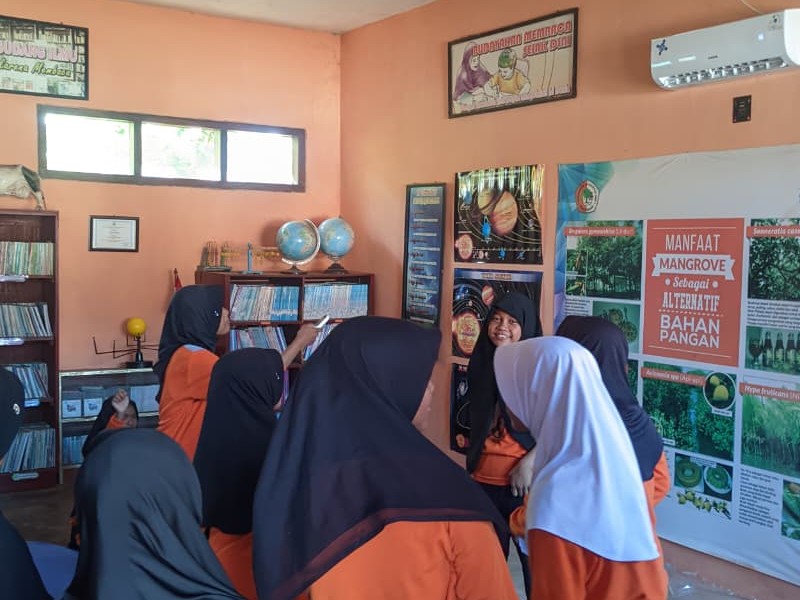 Tumbuhkan Minat Baca Siswa, SD Negeri 1 Banyuglugur Pasang AC Di Perpustakaan !