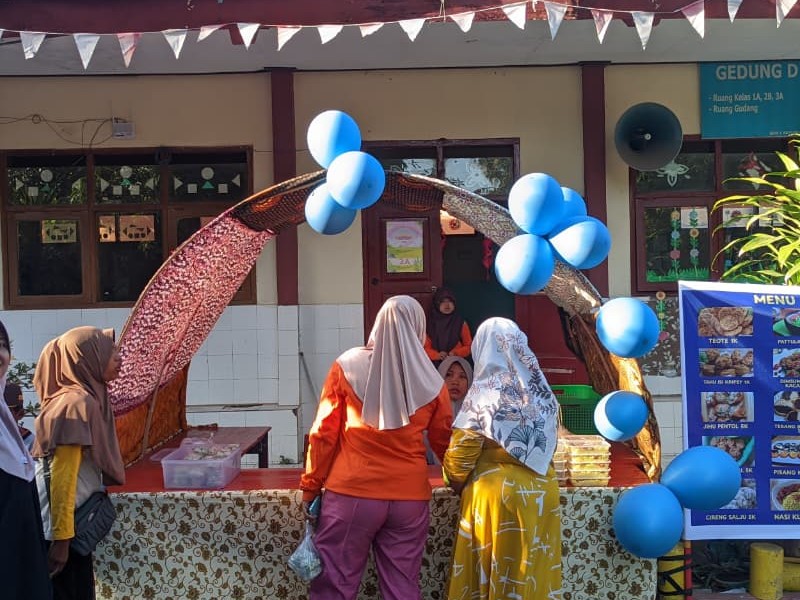 Yummy.... Enak Dan Sehatnya Acara Bazaar Makanan Di SD Negeri 1 Banyuglugur
