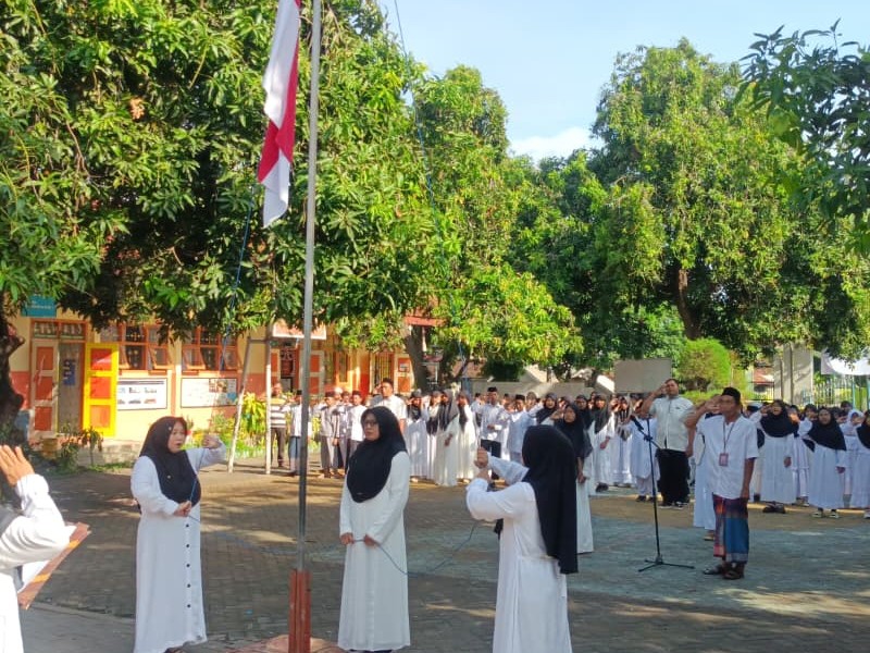 Dari Upacara Sampai Menikmati Nase` Gulung , SD Negeri 1 Banyuglugur Peringati Hari Santri Nasional 2025