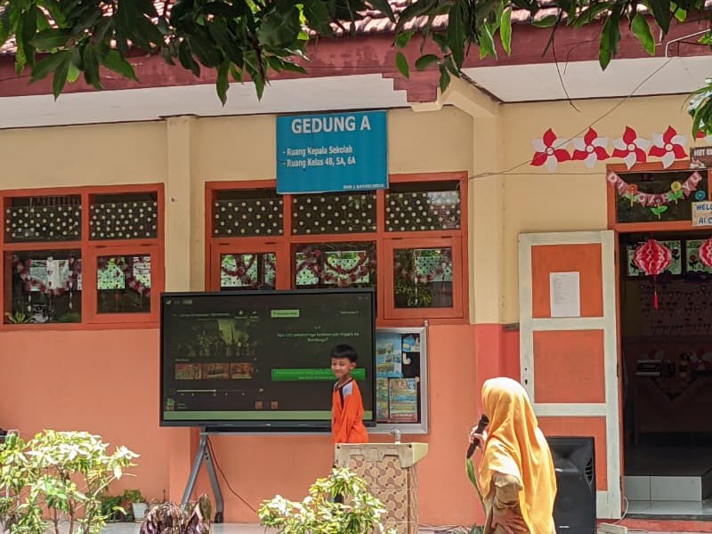 Semangat Hari Pahlawan di SD Negeri 1 Banyuglugur: Nonton Video Interaktif Bareng di Halaman Sekolah