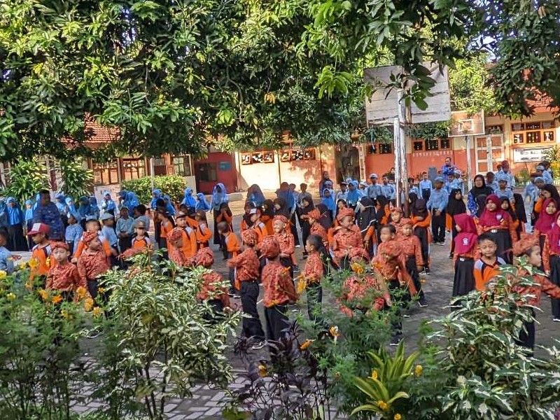 Hari Kamis datang ceria, Senam pagi sehatkan raga.