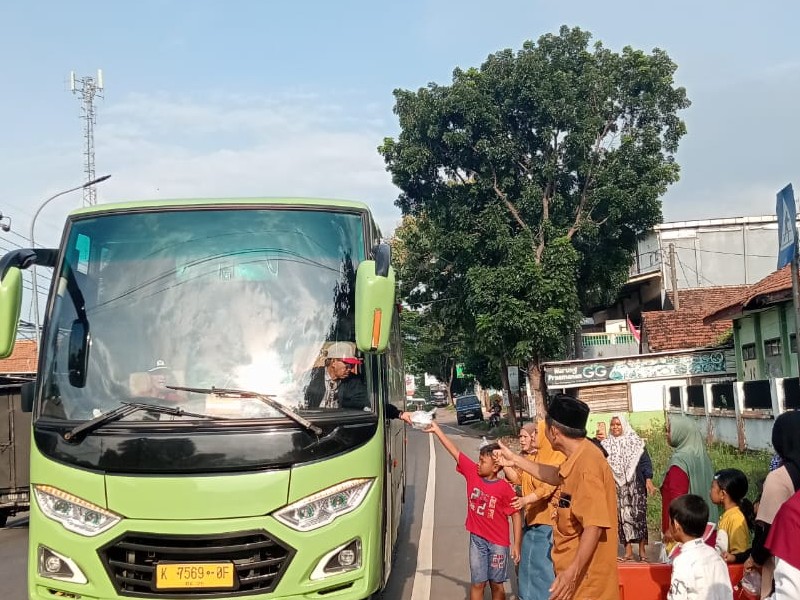 Berbagi Itu Seru! SDN 1 Banyuglugur Bagi-Bagi Takjil di Depan Sekolah