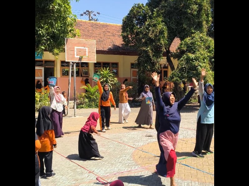 Semarak HUT ke-81 RI, SDN 1 Banyuglugur Gelar Lomba Guru Melawan Paguyuban !