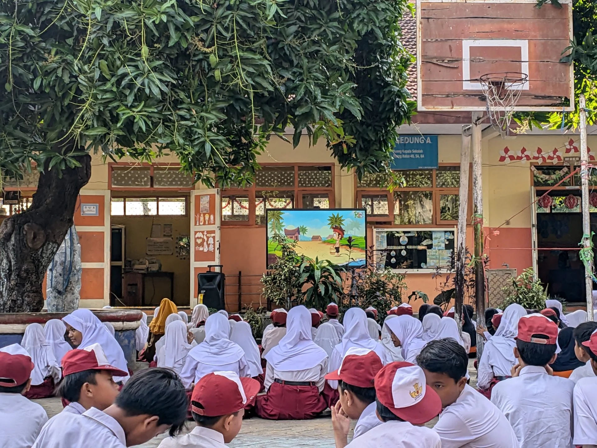 Budaya Literasi SDN 1 Banyuglugur: Membaca Bersama dengan Dukungan Interactive Flat Panel (IFP)