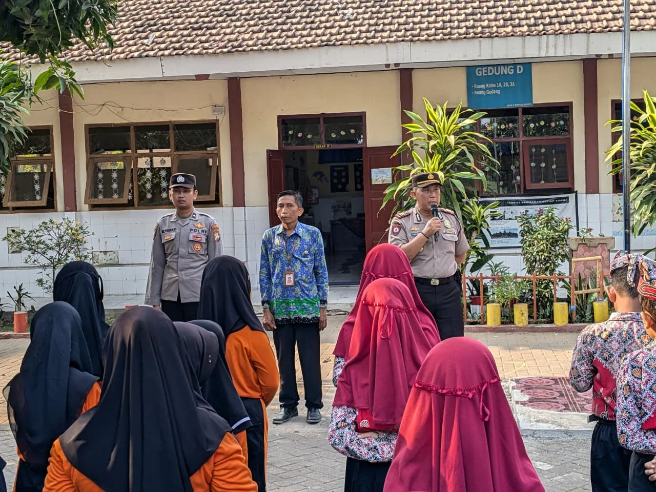 Kapolsek Banyuglugur Sosialisasikan Lingkungan Kondusif SDN 1 Banyuglugur